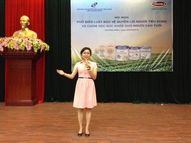 Bà Nguyễn Thị Mỹ Hòa - Đại diện ngành hàng Sữa Bột, Vinamilk giới thiệu đến người cao tuổi miền Bắc các sản phẩm dinh dưỡng đặc biệt cho người lớn tuổi.